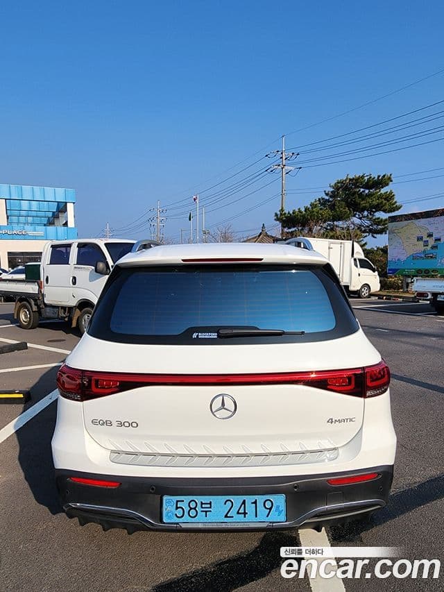 Mercedes-Benz EQB EQB300 4 MATIC AMG Line 2023 — фото 1
