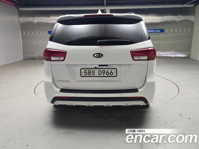 Kia Canival 9 seater Noblesse 2016 — фото 1