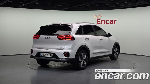 Kia Niro 1.6 HEV Noblesse 2022 — фото 1