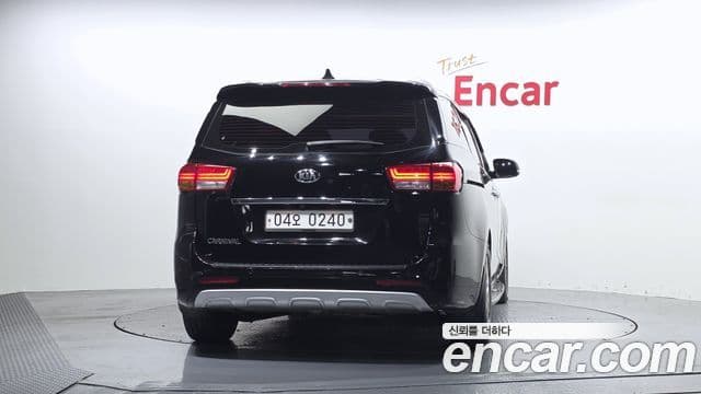 Kia Canival 9 seater Prestige 2016 — фото 1
