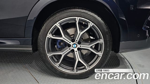BMW X6 xDrive40 i M Sport 2023 — фото 1