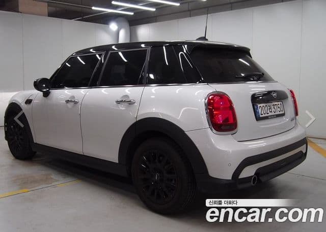 Mini Cooper 5 door Classic Third Generation 2024 — фото 1