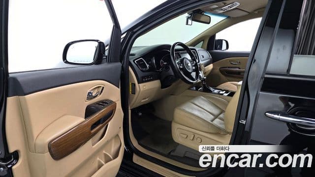 Kia Canival 9 seater Limousine Noblesse 2018 — фото 1