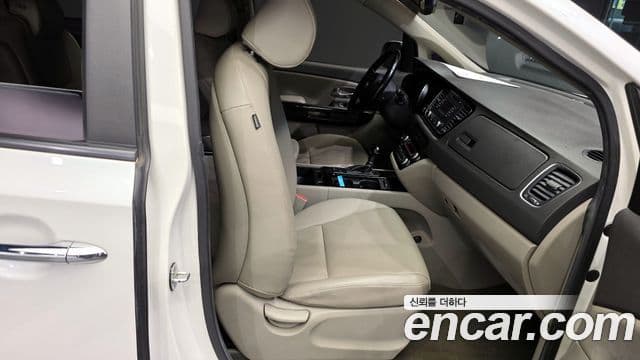 Kia Canival 9 seater Prestige 2015 — фото 1