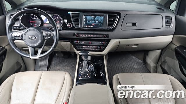 Kia Canival 7 seater Limousine Magic Space 2018 — фото 1