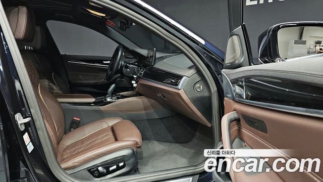 BMW 5-Series 530 e M Sport 2023 — фото 1