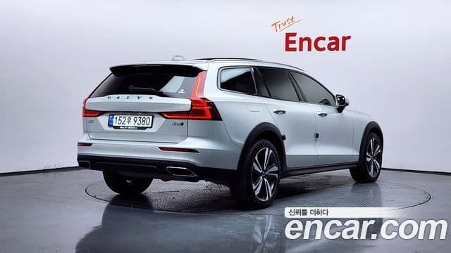 Volvo V60 B5 Pro AWD 2021 — фото 1